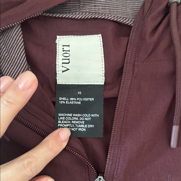 Vuori Outdoor Trainer Shell Jacket Ruby Size X Small - Picture 3 of 5